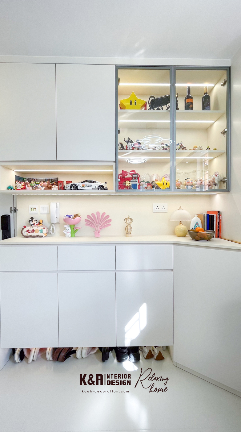 圓角一體式牆身櫃，從地面至天花，融入展示區與儲物空間，精準尺寸嵌入雪櫃，米白櫃面配以大幅LED燈帶玻璃櫃點綴，兼顧美觀與實用，讓用餐區如田園小屋般愜意。