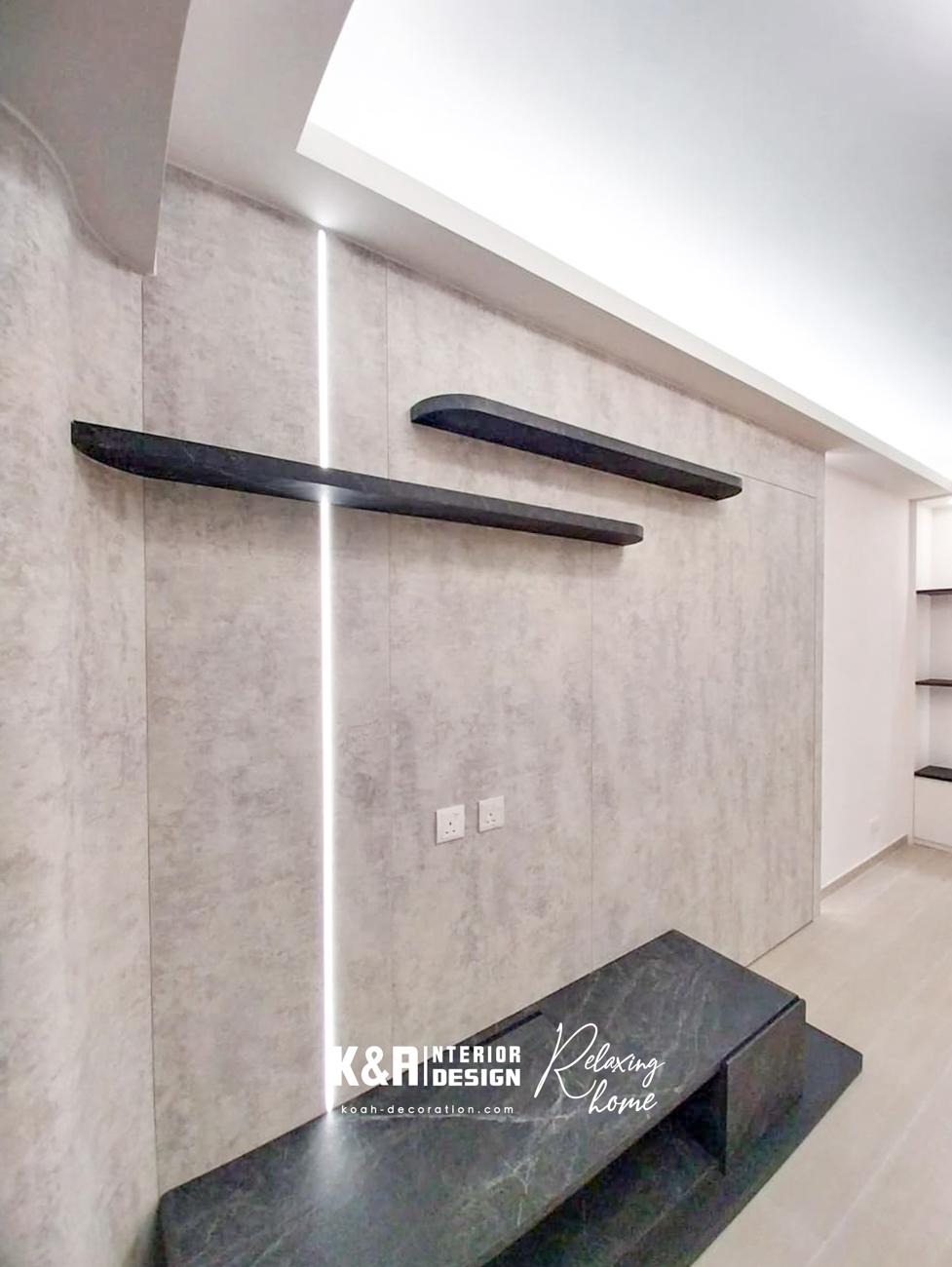 客廳藝術焦點電視櫃：以藝術感大理石紋電視櫃作焦點，其創意外形及設計令整體單位添上時尚品味，恰到好處的尺寸，巧妙營造大面積空間視感。高級灰調藝術紋理主題牆配縱向LED燈帶作點綴，再一次成功演繹功能與美感