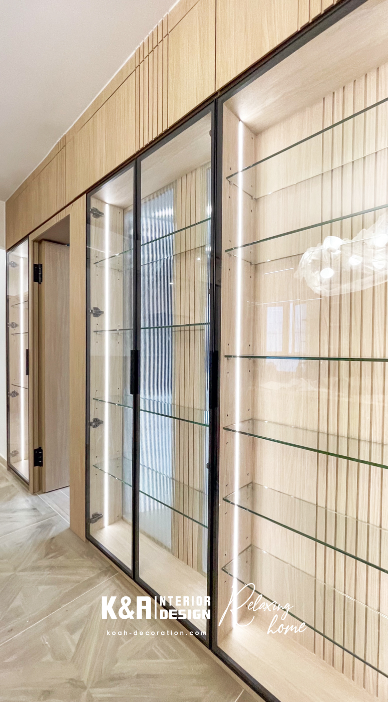 ③【書房】書房設計利用空間最大化處理，以兩面牆身櫃作為海量收納功能，窗台位置廣寬一體式書桌建構，而且高級黑磁吸面板作滑動櫃門，提供海量海量收納功能。門口一面牆身更巧妙地建構牆身玻璃飾櫃，作為透視感牆身