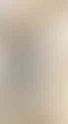 ③【書房】書房設計利用空間最大化處理，以兩面牆身櫃作為海量收納功能，窗台位置廣寬一體式書桌建構，而且高級黑磁吸面板作滑動櫃門，提供海量海量收納功能。門口一面牆身更巧妙地建構牆身玻璃飾櫃，作為透視感牆身