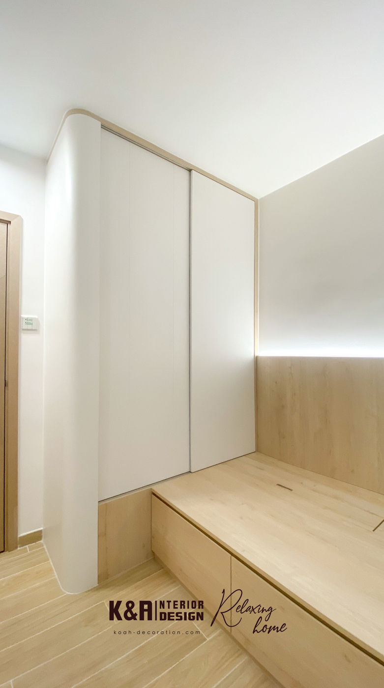 ④【睡房及兒童房】設計統一，均以天然米色及原木調打造，為了讓小朋友有足夠的活動及收納空間，利用訂造暖白圓角牆身櫃倍大視感，兩張訂造收納地台床以L形組合排列（放棄傳統碌架床設計），無阻開揚視感的窗台之餘