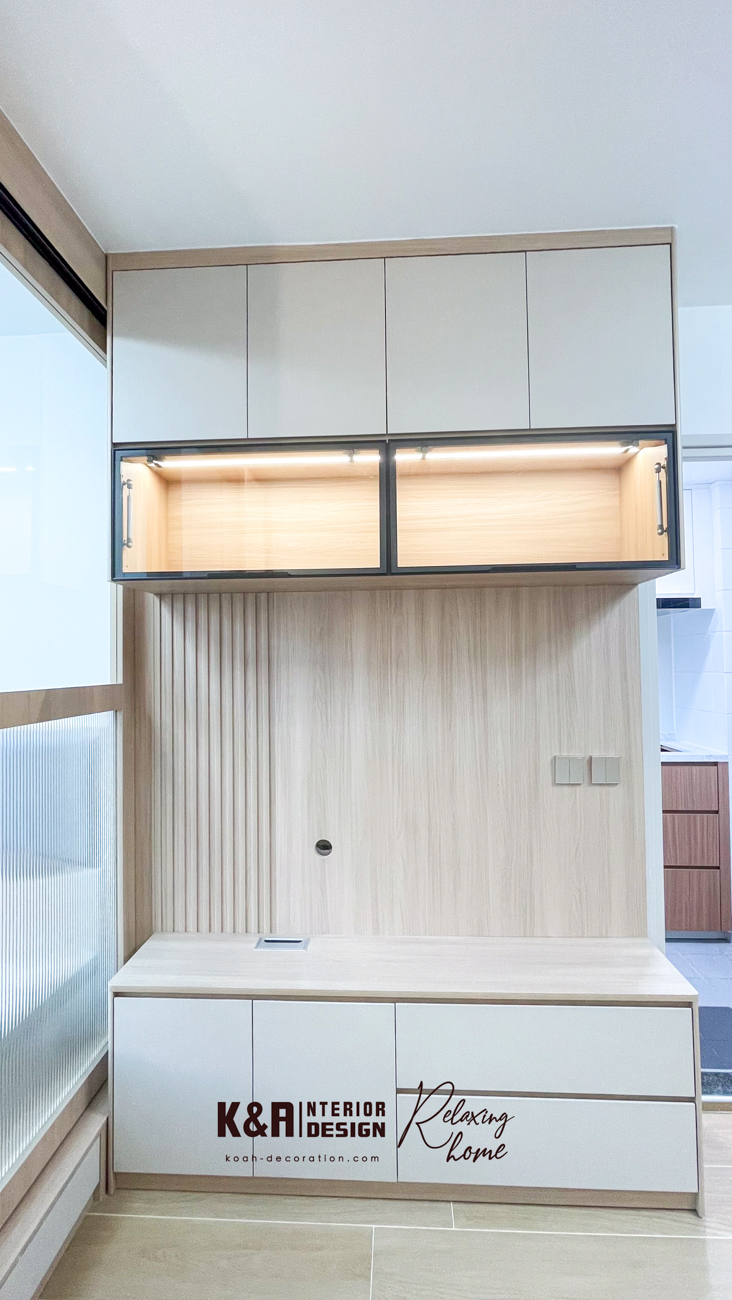 利用玻璃趟門分隔房間與客飯廳,提升整個單位之通透感及採光度,自然光線充滿單位。一體式的牆身櫃及電視櫃方面,更有展示收藏品的飾櫃連暖光燈帶設計,擺放茶具及飾件一目了然,朋友來訪都說:「好似住進無印良品家居!」