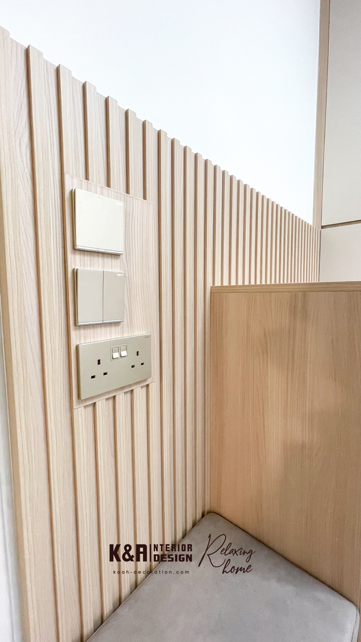 牆身、天花一律以暖白為基調,地板及訂造傢俬統一選用同一系淺色原木,零色差、零雜訊,視覺瞬間乾淨100%,其中客飯聽牆身櫃巧妙利用布藝飾面作櫃身點綴,提升質感。