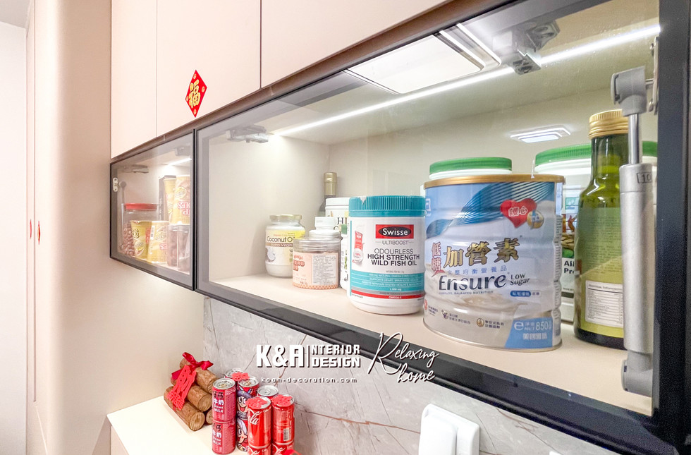 ②訂造電視櫃尺寸精準設計: 電視櫃以米色+高級黑框架建構,尺寸精準按戶主要求度身訂造,整齊分類收納位置及展示置物區;特意在電視機頂上置上層板作展示收藏品之用,增添生活情趣;淺灰岩石紋路細節融入主題牆面