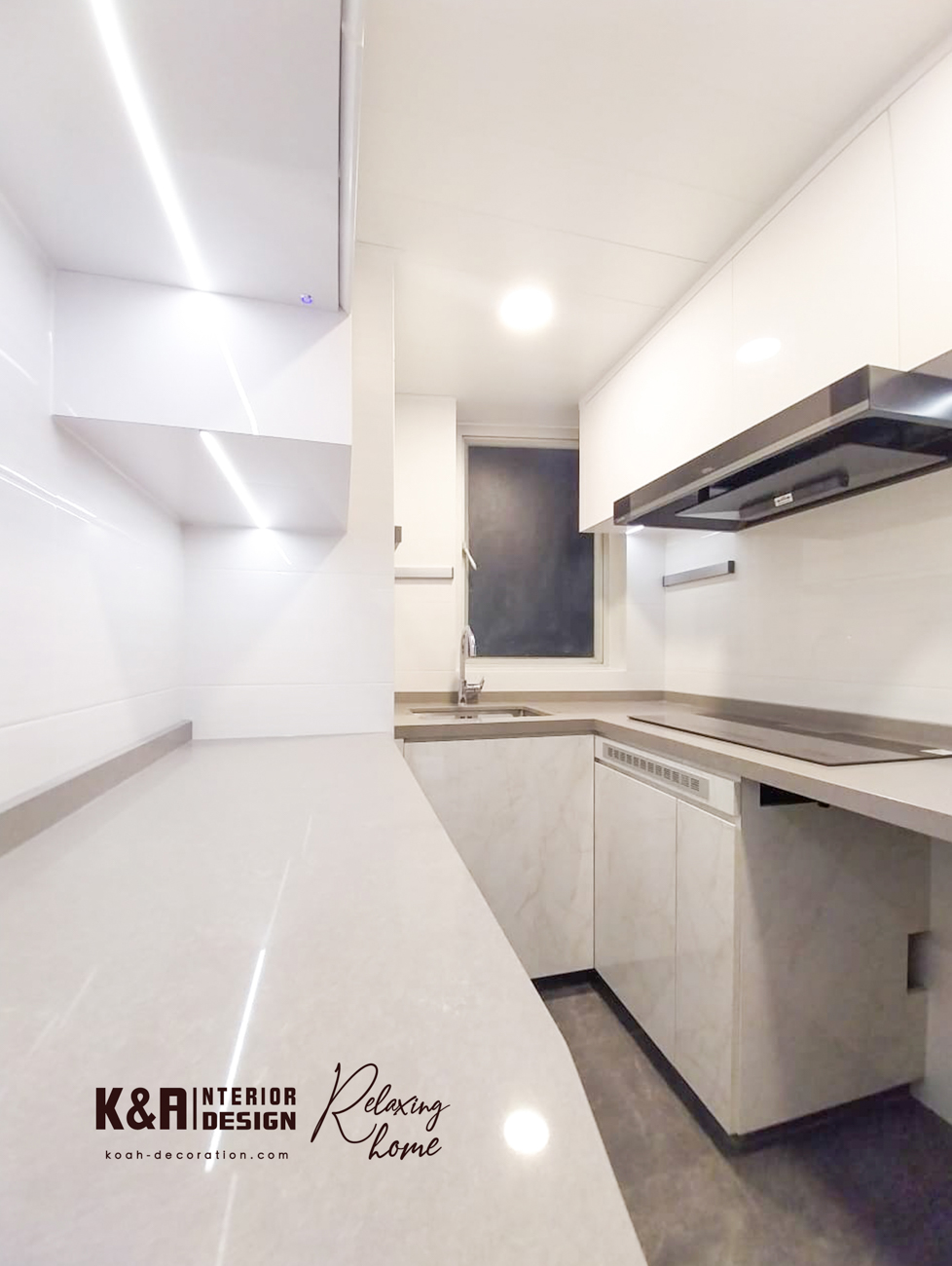 經典U型廚房設計：以發揮最大線性動線為目標，超大長條形工作枱、洗衣機、電磁爐及雪櫃均體現精準佈局。簡約時尚的廚櫃及吊櫃，令戶主輕鬆享受入廚體驗。