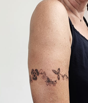 Tatouage trèfle, tatouage bracelet, tatouage floral, tatouage ornemental tatouage fine line, tatouage fin, tatouage réaliste, tatouage précis, tatouage Suisse romande