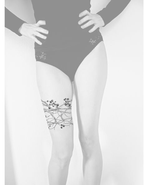 Tatouage cuisse, tatouage vigne, tatouage résille, tatouage sexy femme, tatouage gothique, tatouage jarretière