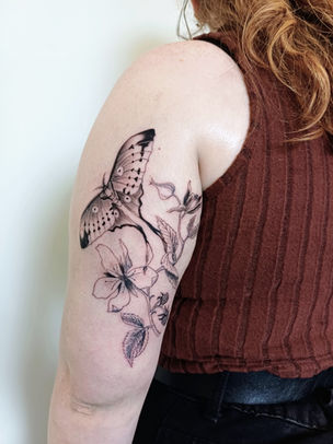 Tatouage de papillon, tatouage avec framboises et feuilles de framboisier, tatouage floral, tatouage ornemental, tatouage fine line, tatouage Suisse romande