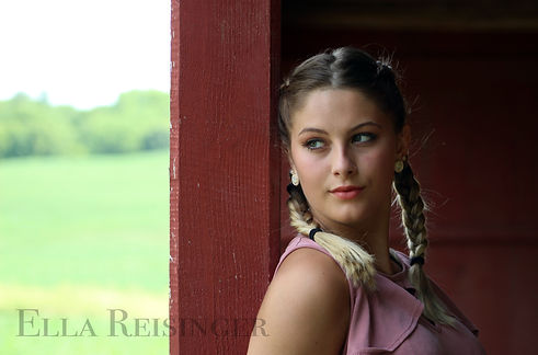 AshlynnBarn1 copy.jpg