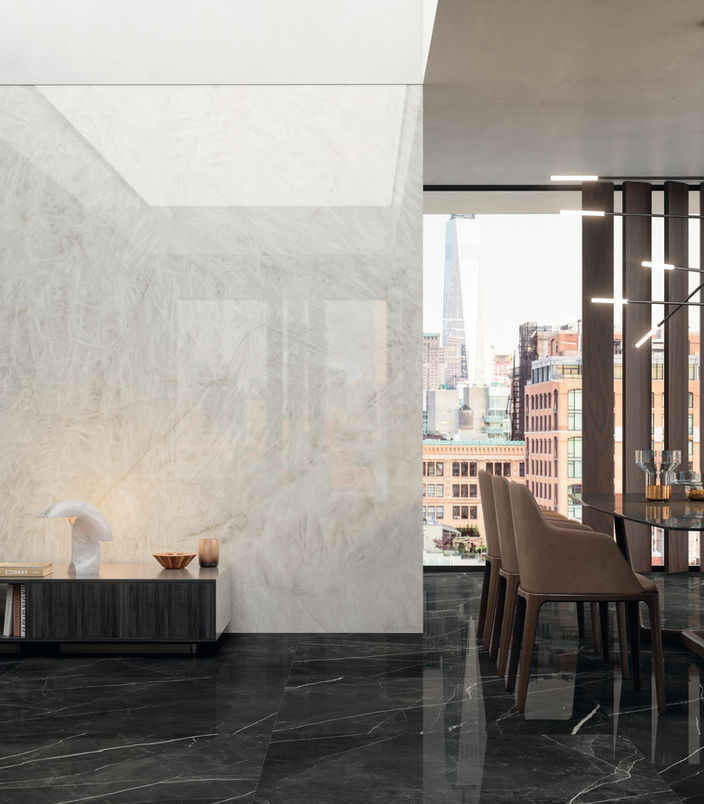 Atlas Concorde Marvel Gala Márvány hatású magas fényű polírozott fekete padlólap tágas luxus nappaliban