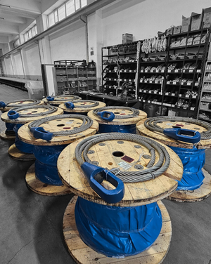 Çelik halatın kapalı tip halat soketi içerisine montajı tamamlanmış uygulama görseli. Ağır yük kaldırma sistemleri için güvenli bağlantı çözümü.