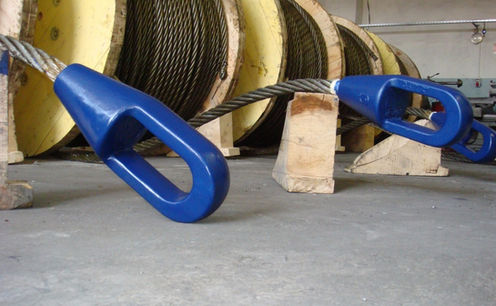 Kapalı tip halat soketinde halatın reçine veya döküm yöntemi ile sabitlenme işlemini gösteren uygulama görseli. Endüstriyel güvenlik standartlarına uygun montaj süreci.