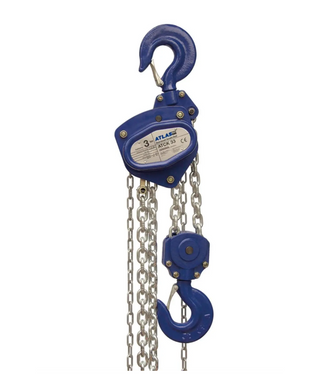 Atlas HS Serisi 3 ton 3 metre zincirli caraskal (ATCK 33), atölye, depo, servis ve sanayi uygulamalarında ağır yüklerin güvenli şekilde kaldırılması için tasarlanmış dayanıklı manuel vinç modelidir. 3000 kg kaldırma kapasitesi ve 3 metre zincir uzunluğu ile güçlü ve kontrollü kullanım sağlar. Kapalı metal gövdesi kasnağı koruyarak düşük dirençli ve verimli çalışma sunar. Emniyet mandalı sistemi yükün kazara düşmesini engeller. Yüksek dayanımlı galvaniz zinciri sayesinde uzun ömürlü ve sorunsuz kullanım imkanı sunar.