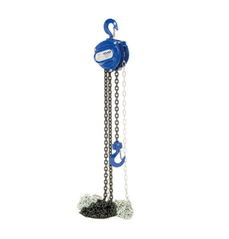 Atlas ATSOC yük emniyetli caraskal, 2 ton (2000 kg) yükü 12 metre yüksekliğe az kas gücü ile güvenli ve kontrollü şekilde kaldırmak için tasarlanmış profesyonel manuel vinç modelidir. Uzun operatör zinciri ve kompakt tasarımı sayesinde yüksek tavanlı kapalı alanlarda etkin kullanım sağlar. Kapalı metal gövdesi kasnağı koruyarak düşük dirençli ve verimli çalışma sunar. Emniyet mandalı sistemi yükün yanlışlıkla düşmesini engeller. Dayanıklı metal alaşımlı balata ve çift emniyet sistemi sayesinde maksimum güvenlik ve uzun ömürlü kullanım imkanı sağlar.