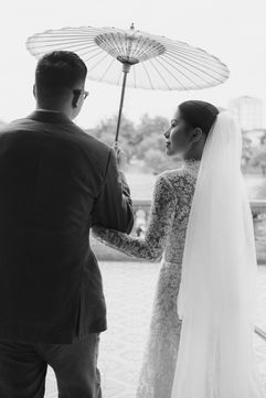 Khoa and Lam's prewedding photo with a paper umbrella – Hue
