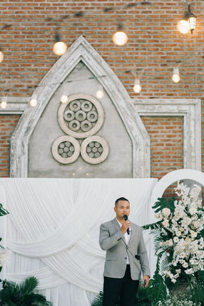 Groom giving a speech at a Wedding T&Y destination – Thailand