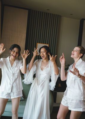 Bride and bridesmaids in white silk pajamas celebrating – Hoiana Resort