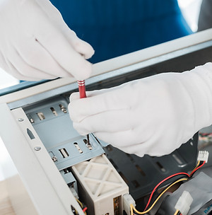 close-up-de-um-macho-tecnico-mao-desgast