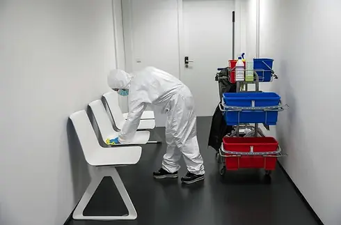 une personne avec un chariot de nettoyage, nettoi un espace