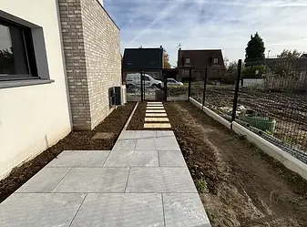 allee-dallee-jardin-contemporain-sur-mesure.webp