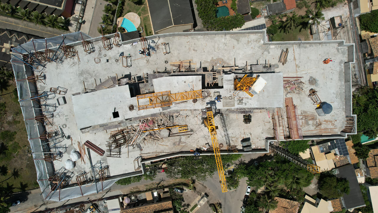ista aérea superior de laje de edifício em construção com guindaste.
