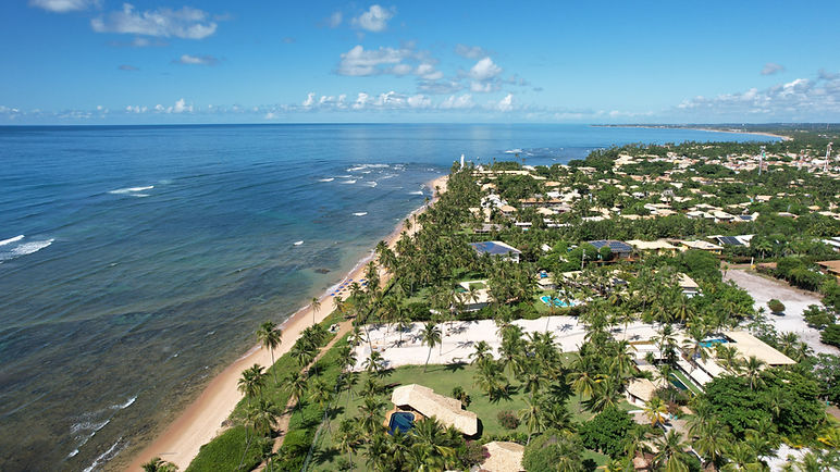 foto aerea com drone da orla de Camaçari