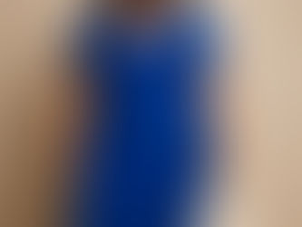 Femme ronde habillée en patalon et haut coll V