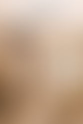 Femme observant sa silhouette dans un miroir pour comprendre comment connaître sa morphologie et identifier sa forme de corps.