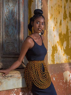 Femme sublimée par un bijoux de corps wax eu rein.