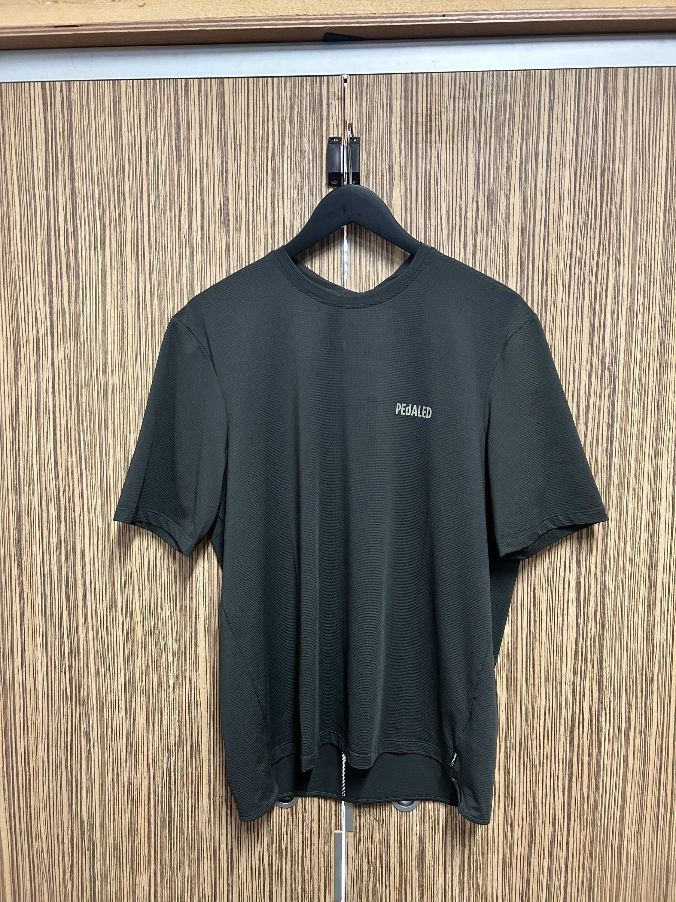 Pealed jerry tech tee  -Maat M 