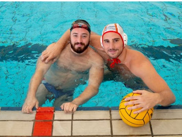 El beso de Víctor Gutiérrez y Carlos Peralta, deportistas gays contra la LGTBfobia