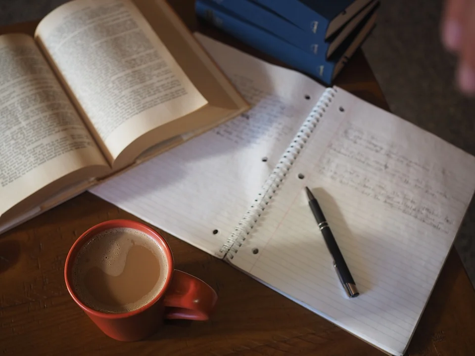 Photo d'un livre et de prises de notes
