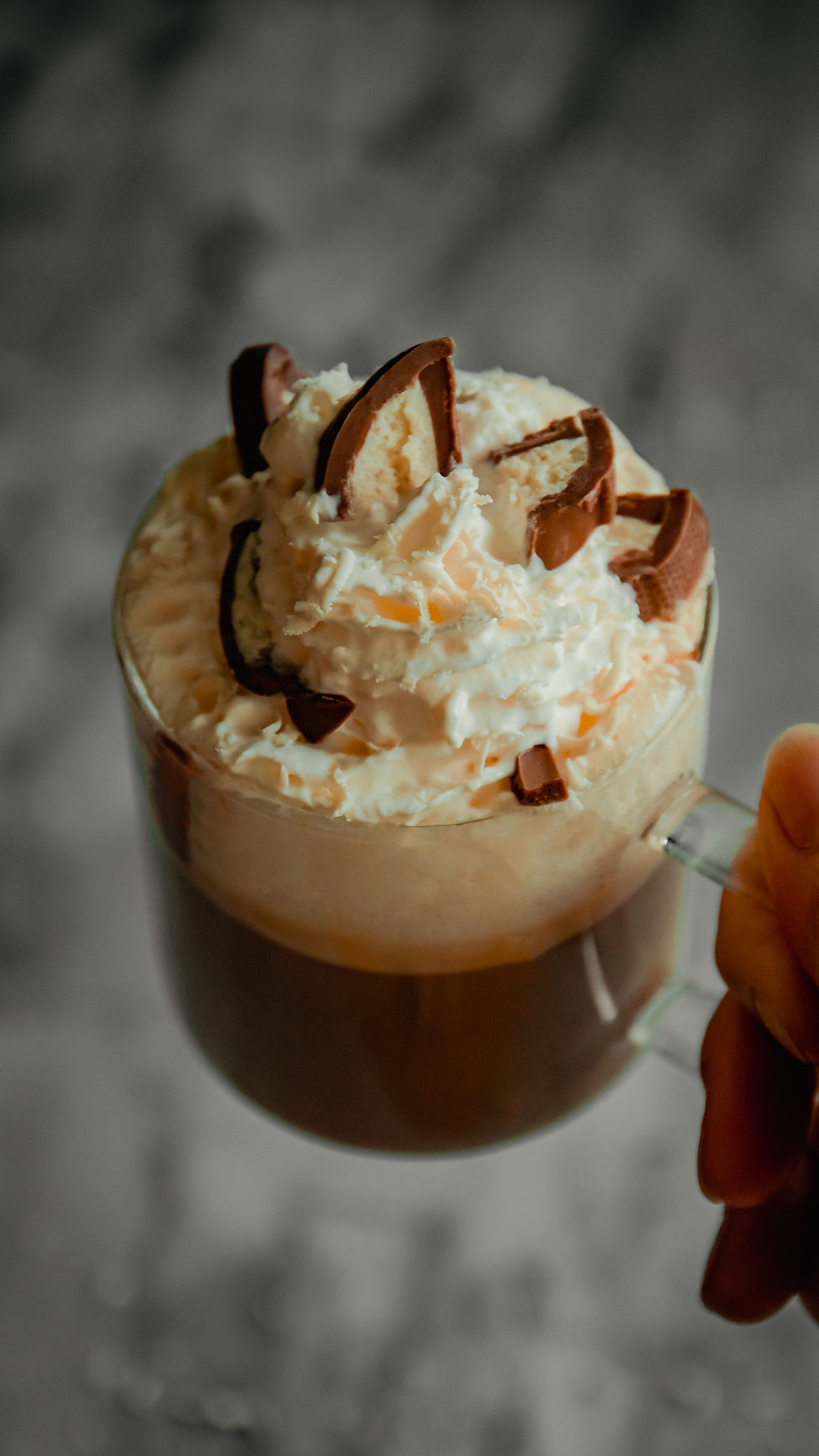 White chocolate mocha i glass med krem og revet hvit sjokolade