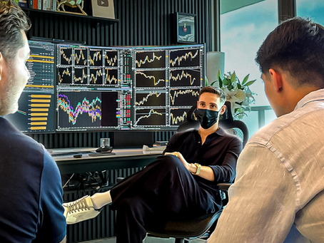 Elliot Hewitt avec les membres du Macro Trader Accelerator