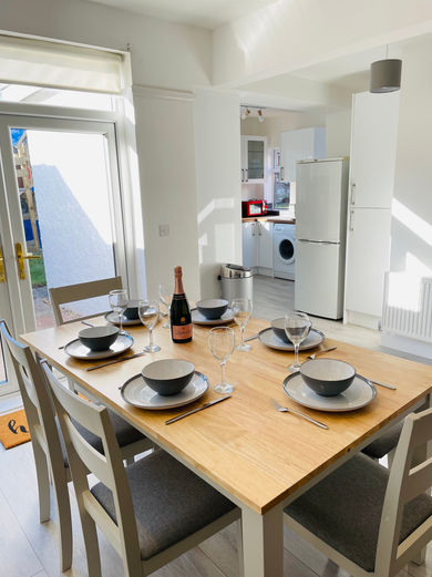 Kitchen table champagne 8.jpg