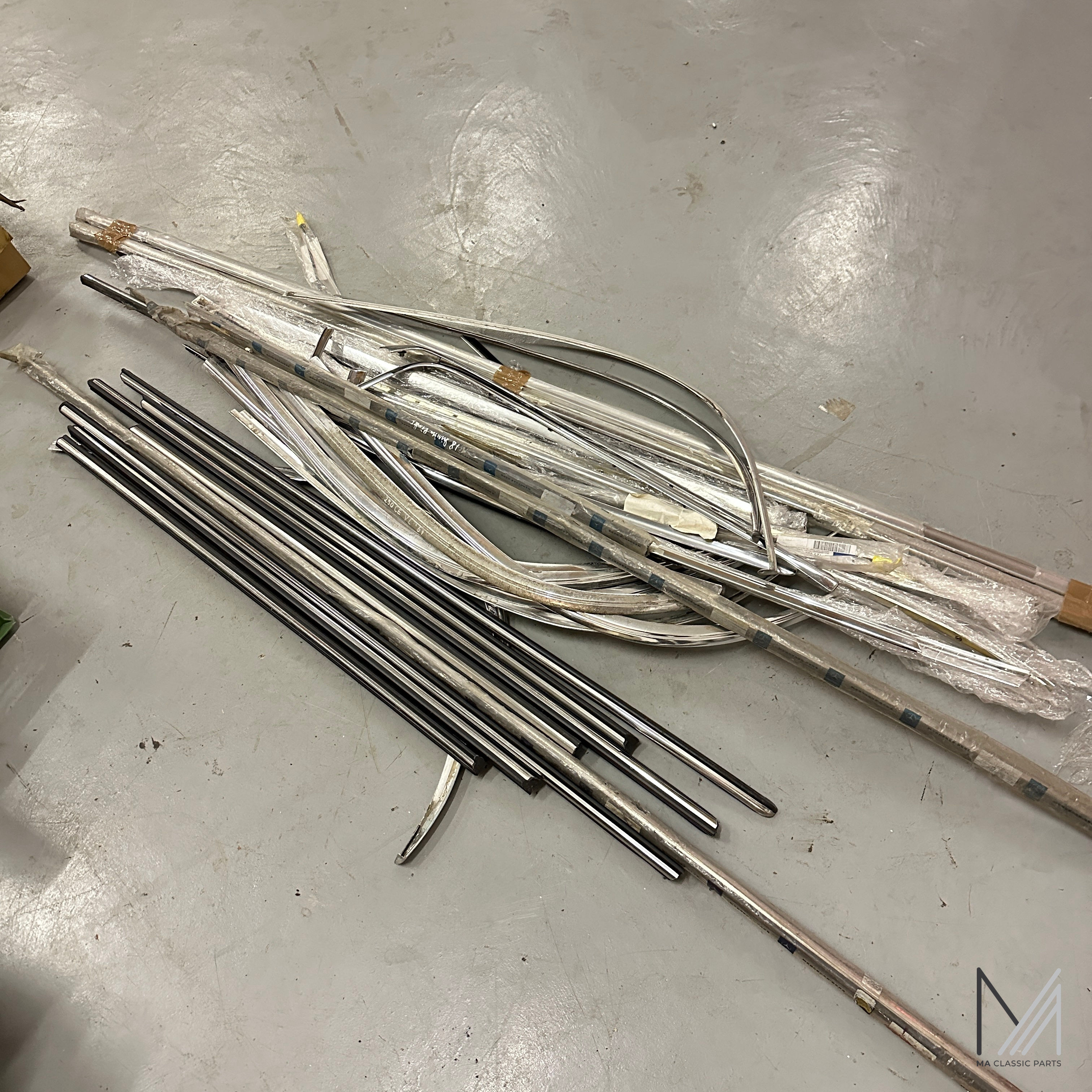 Mercedes-Benz Strich 8 W114 W115 W123 Chromleisten Konvolut – Gesamtansicht