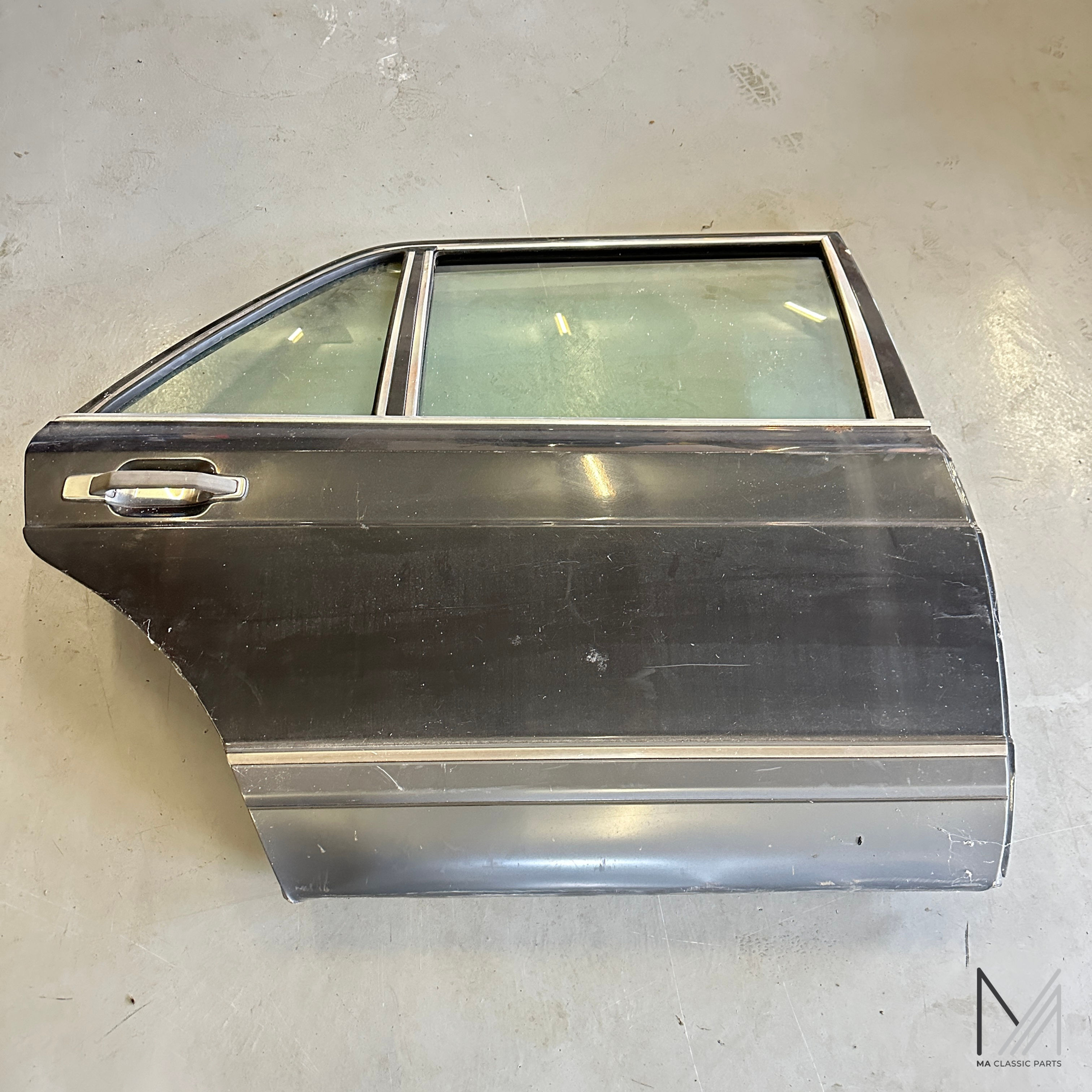 Mercedes W124 Tür hinten rechts anthrazit mit Scheiben – Außenansicht gebraucht