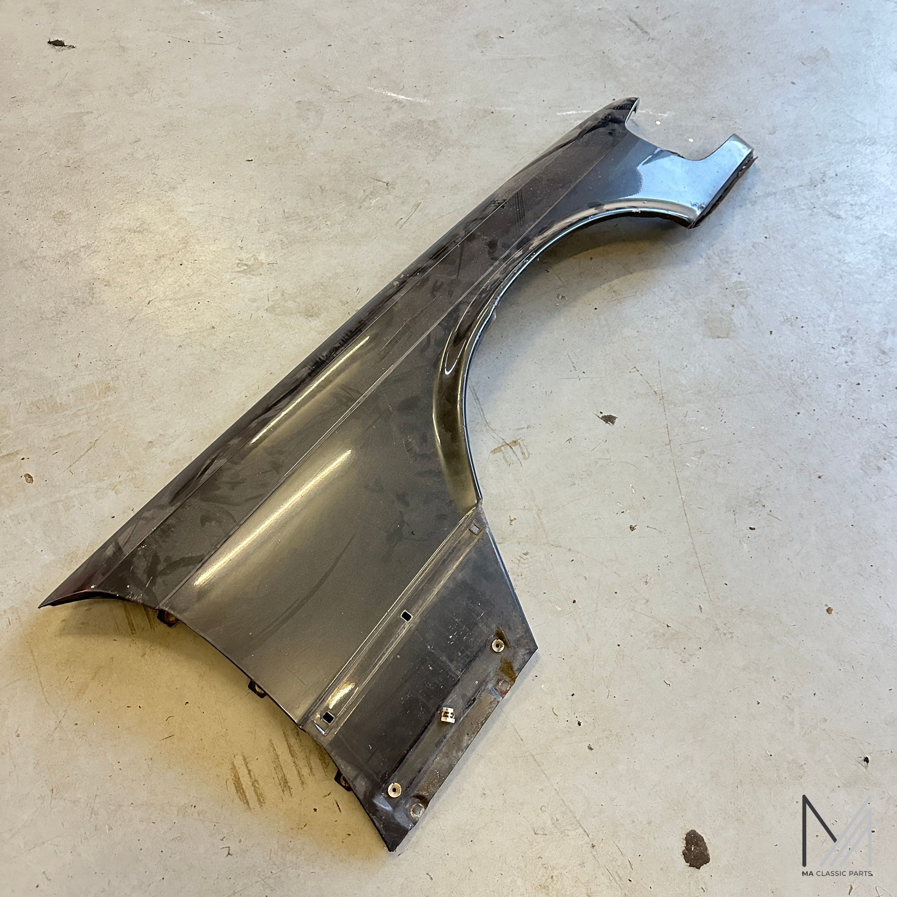 Mercedes-Benz W124 Kotflügel vorne grau metallic gebraucht – Gesamtansicht