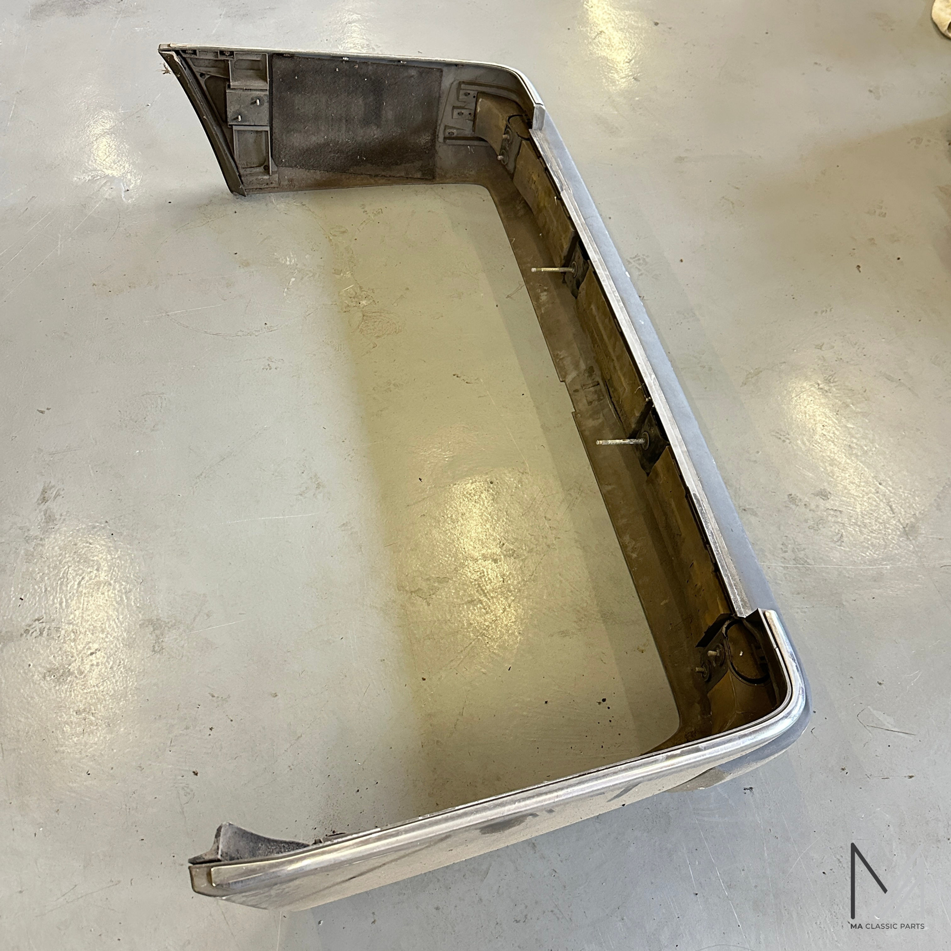 Mercedes W124 Stoßstange hinten grau mit Chromleiste – gebraucht