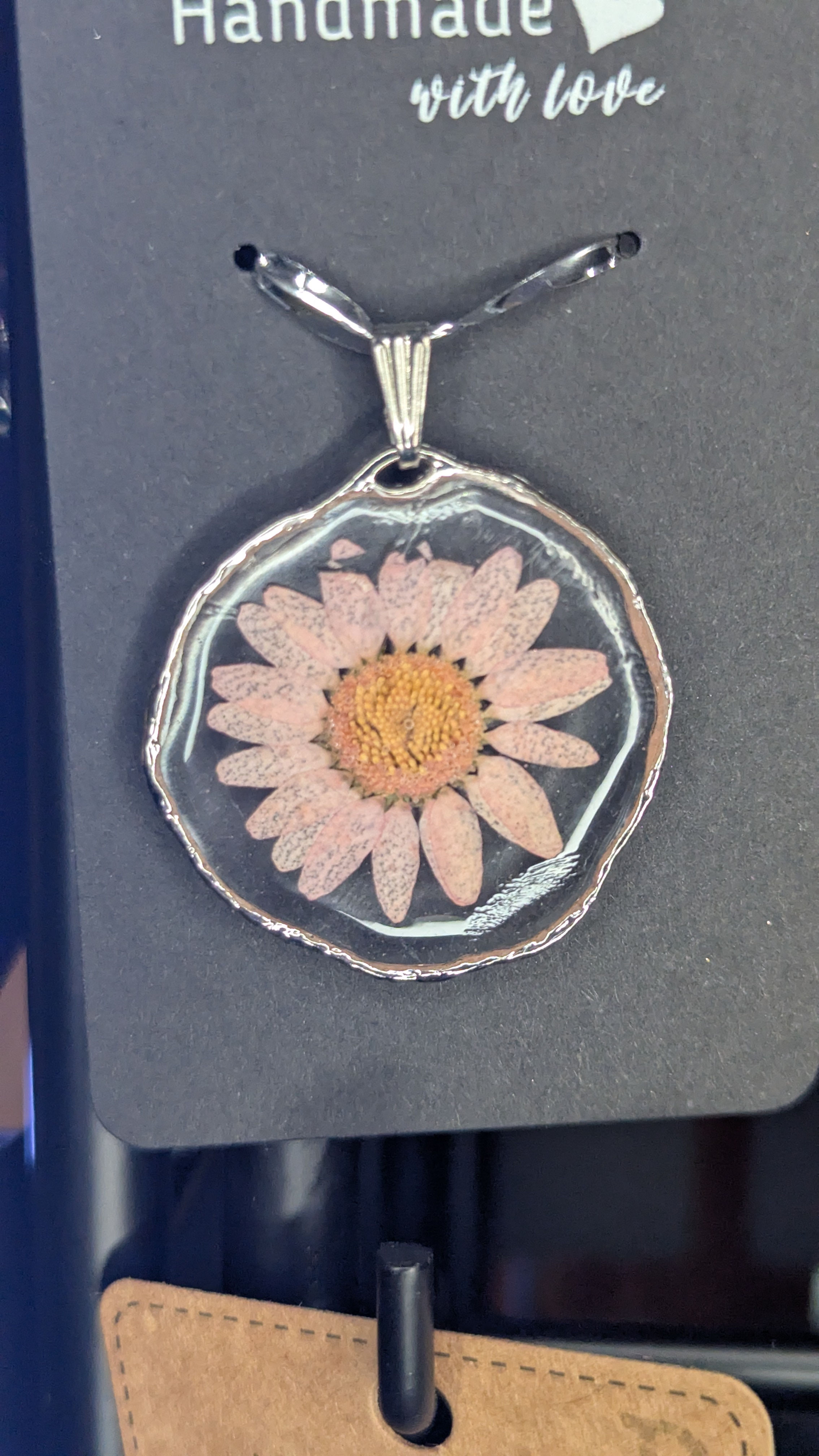 Schmuckanhänger mit Blüte