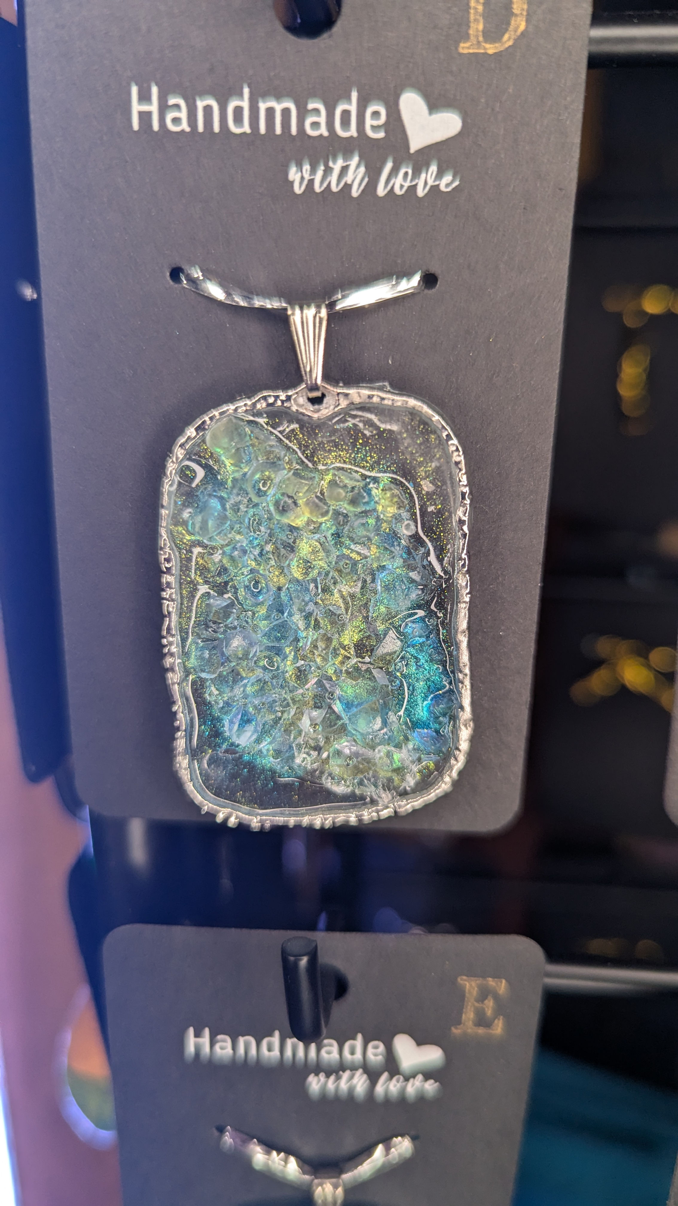 Schmuckanhänger im Kristallgeode Stil