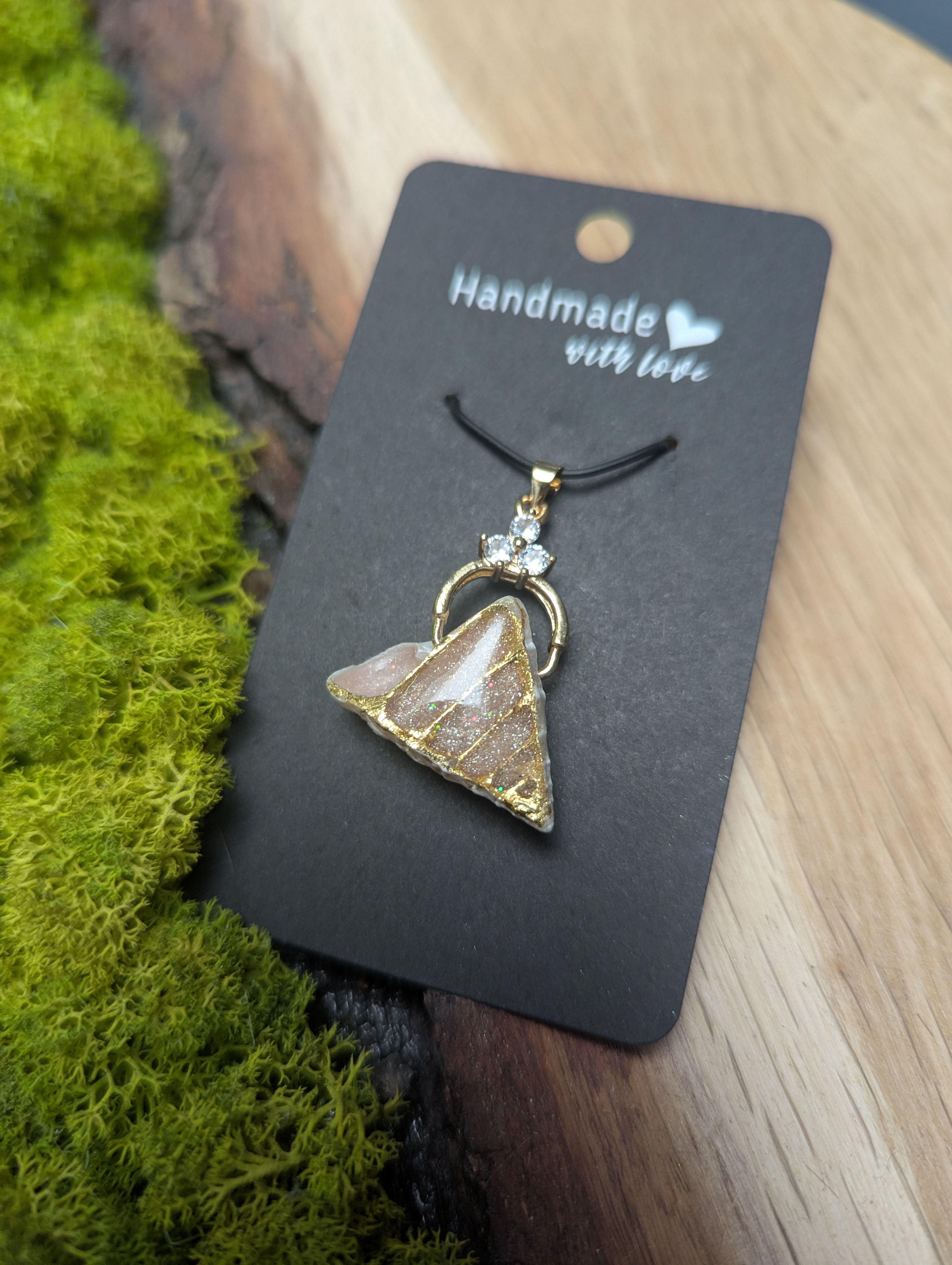 Schmuckanhänger aus geschliffener Muschel