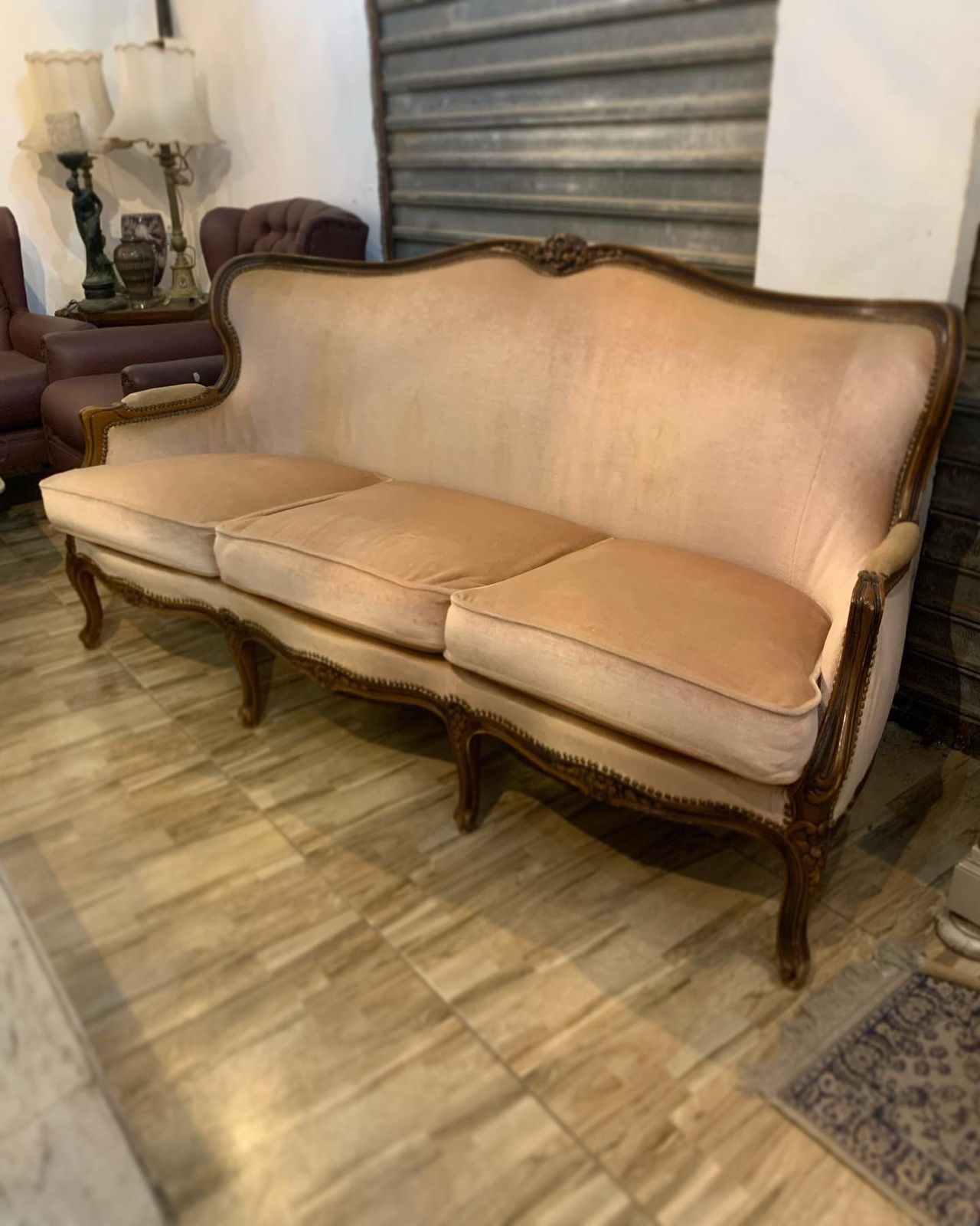 Sofá Chippendale Em Madeira De Lei E Camurça Salmão