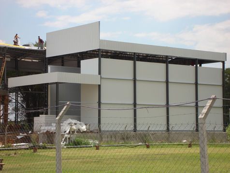 Construcción de Planta frigorífica con túnel, cámara de congelado, cámaras de  refrigerados, sala de procesamiento sanitaria, sector de despacho y oficinas modulares para importante empresa de procesamiento y conservación de productos pesqueros.
