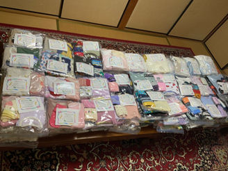 フォスターリボンバッジの売上で子供服を寄付