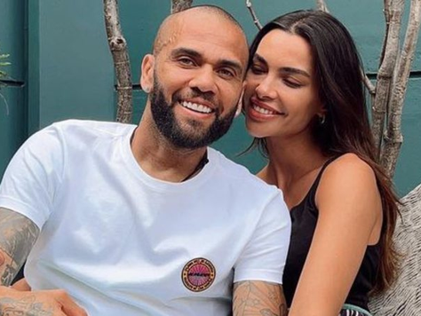ESPOSA DE DANIEL ALVES SE PRONUNCIA APÓS JOGADOR SER PRESO POR SUSPEITA DE ESTUPRO