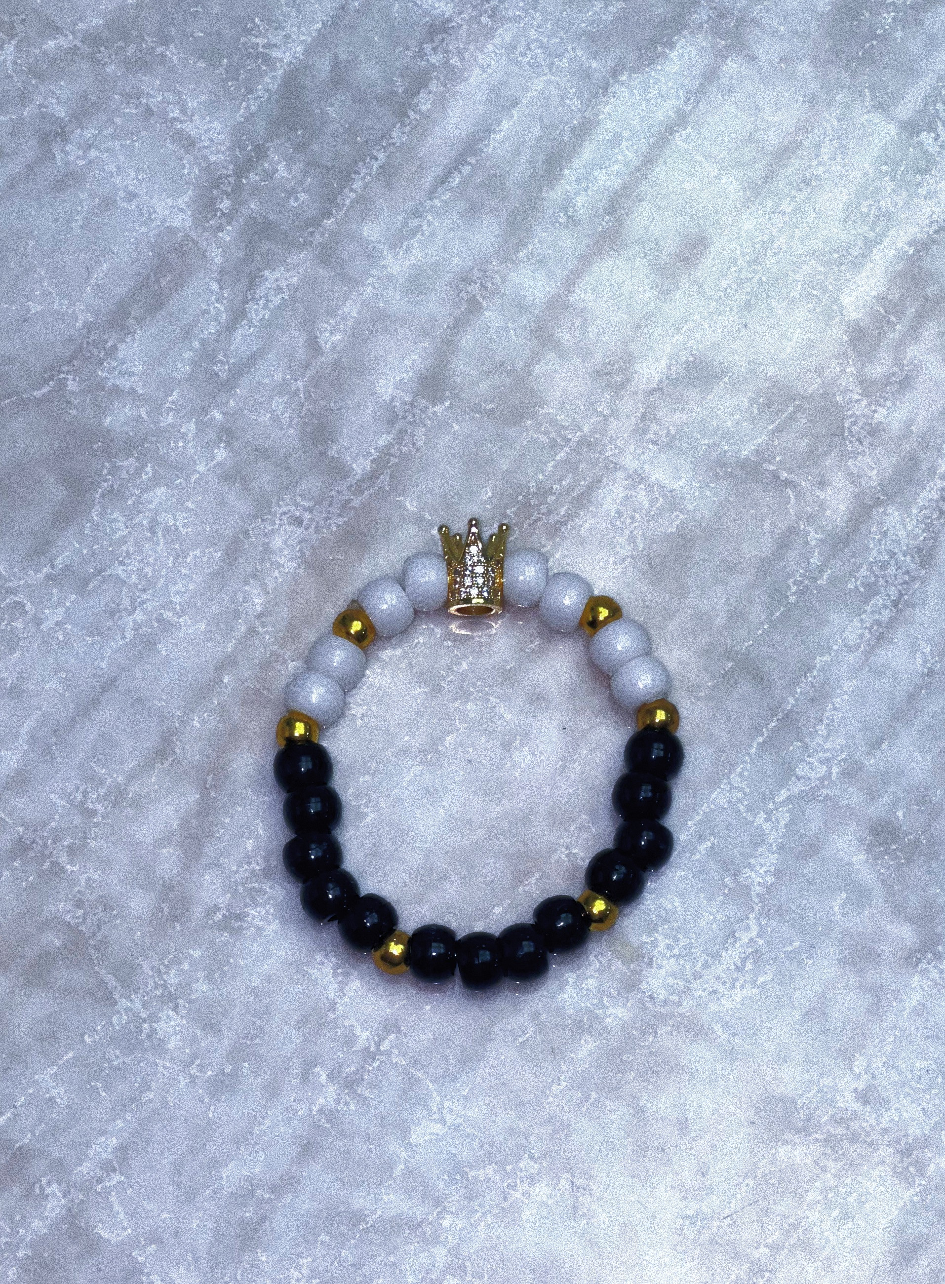 brazalete blanco y negro