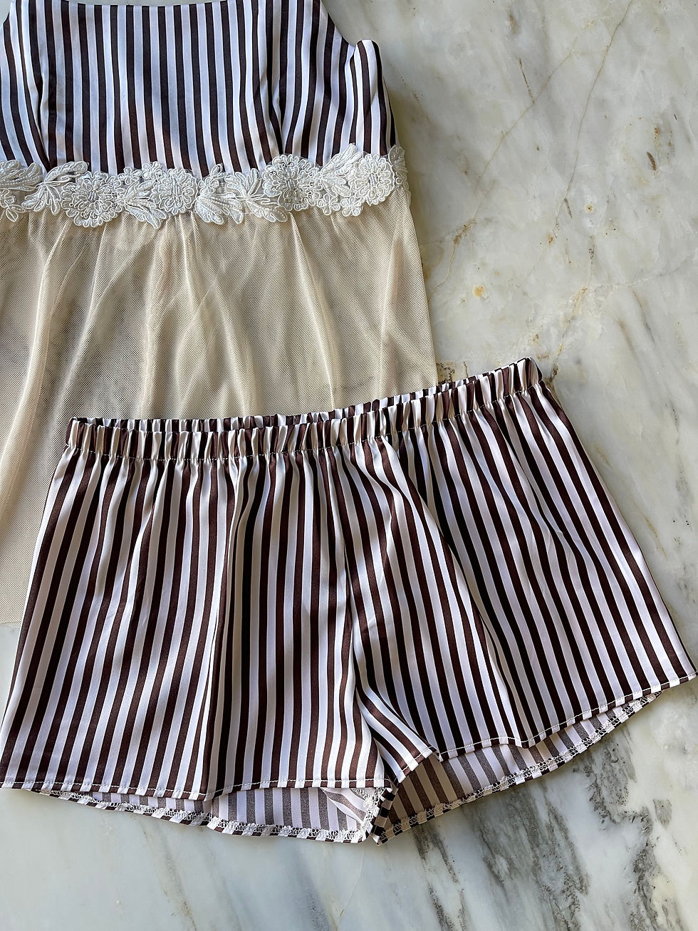 Miniatura: Set pj de shorts satinada con encaje color café y blanco