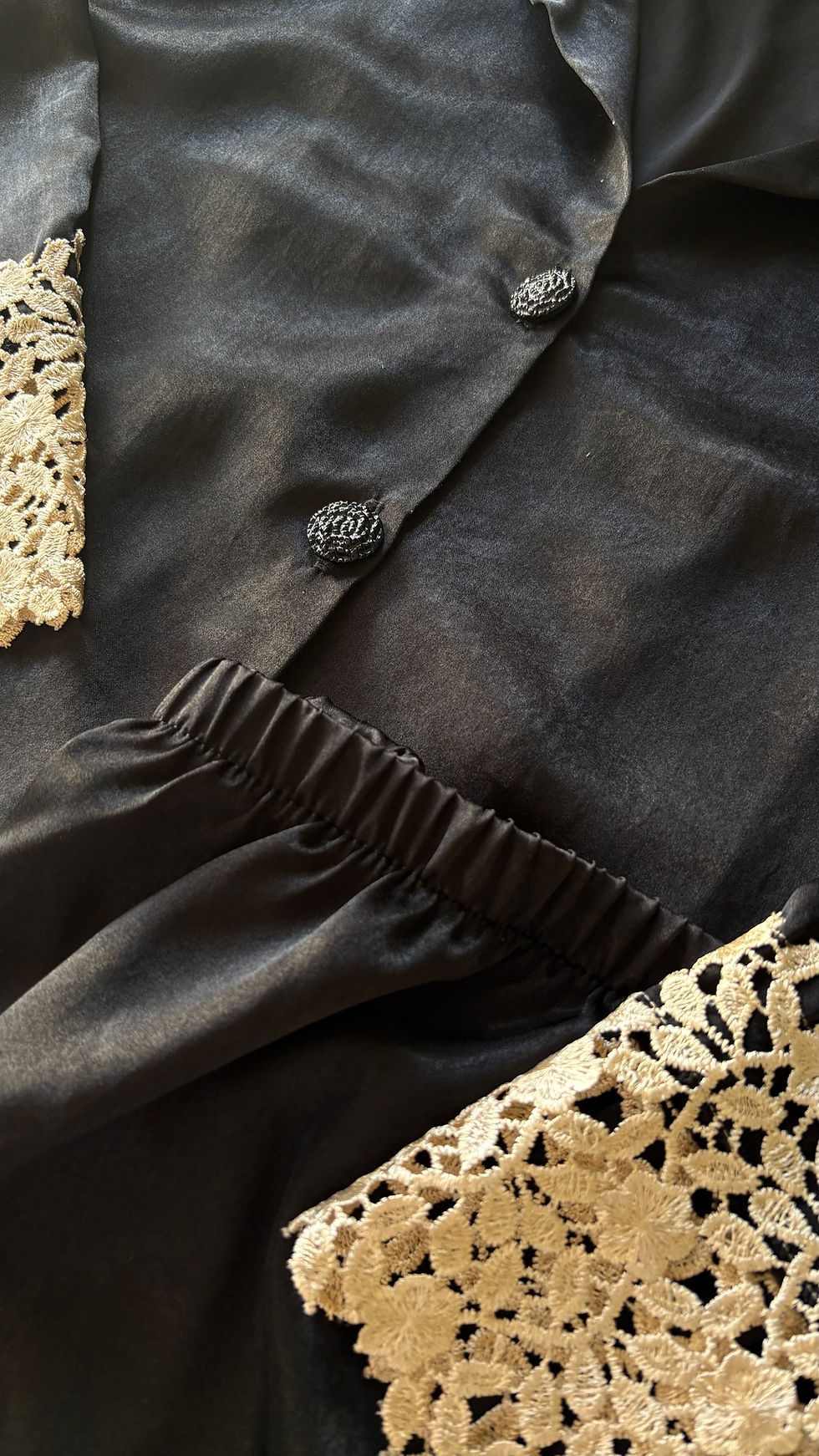 Miniatura: Set pj de pantalón satinada negra con detalles de guipiur 