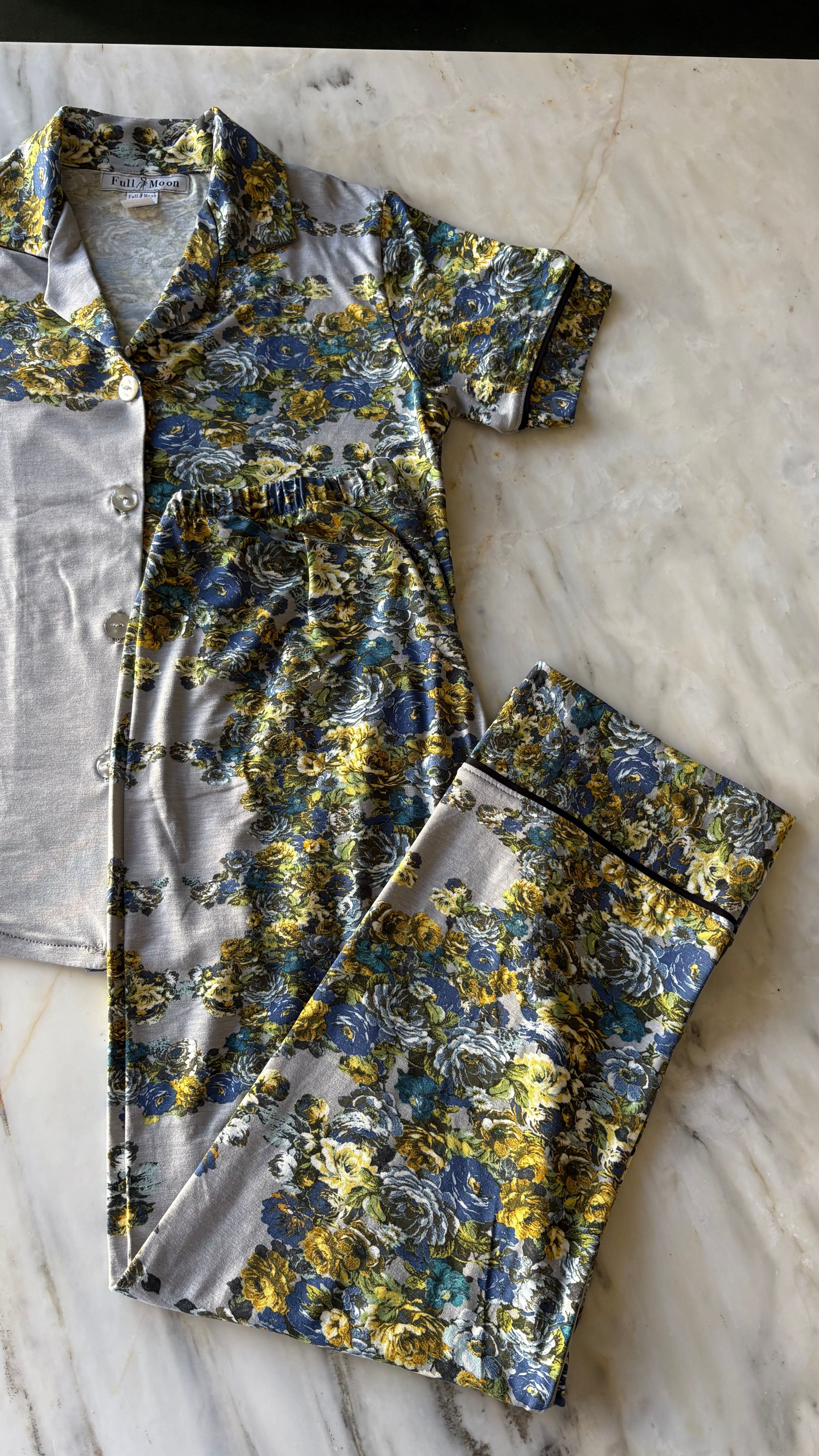 Set pj de pantalón gris con flores